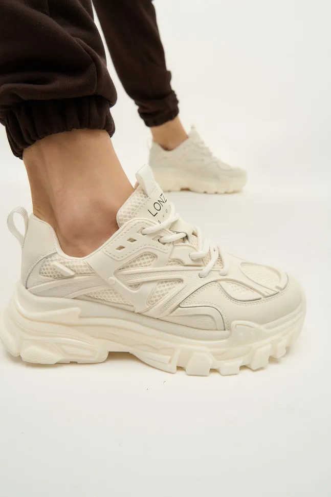 світлі кросівки