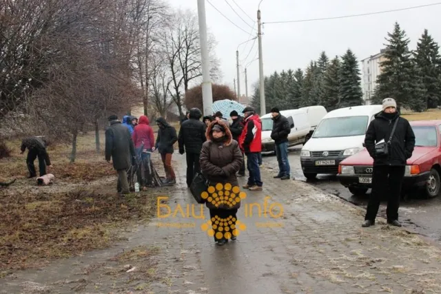 Біля аеропорту в Івано-Франківську теж зібрались активісти і не пропускають військових — фото 1