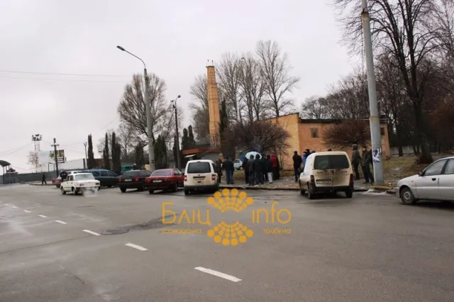 Біля аеропорту в Івано-Франківську теж зібрались активісти і не пропускають військових — фото 2