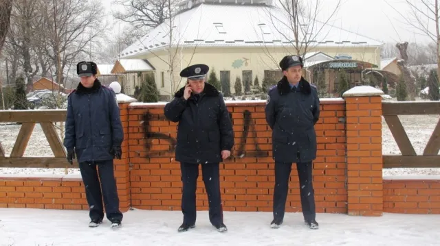 Автомайдан Пркарпаття відвідав готель регіонала та «завітав у гості» до беркутвця — фото 1
