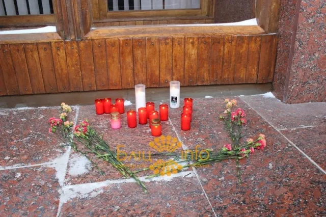 Під "білою хатою" у Івано-Франківську ставлять свічки! — фото 1