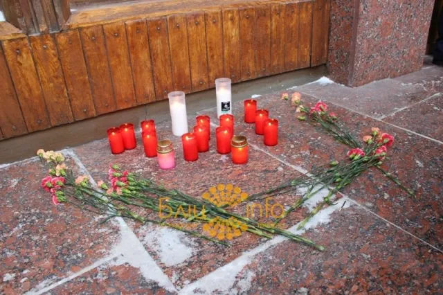 Під "білою хатою" у Івано-Франківську ставлять свічки! — фото 2