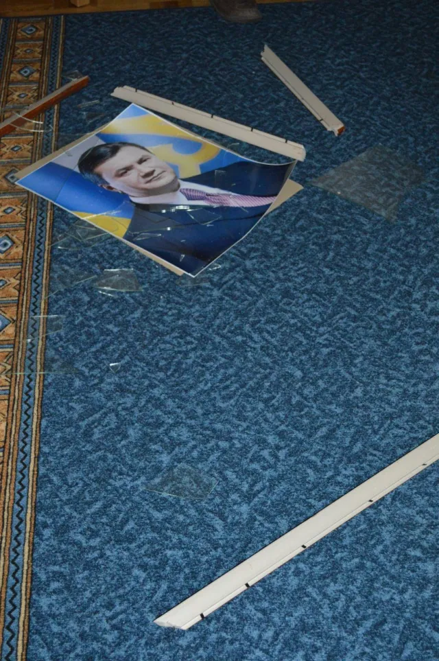 В Івано-Франківську в залі засідання ОДА  скинули та порвали портрет Януковича — фото 1