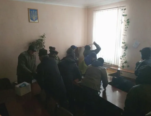 В Коломиї люди розгромили офіси регіоналів — фото 1