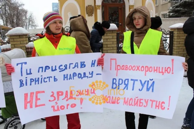 Сьогодні в Івано-Франківську матері молились під стінами СБУ (Фоторепортаж) — фото 2