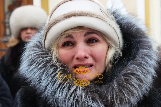 Сьогодні в Івано-Франківську матері молились під стінами СБУ (Фоторепортаж) — фото 5