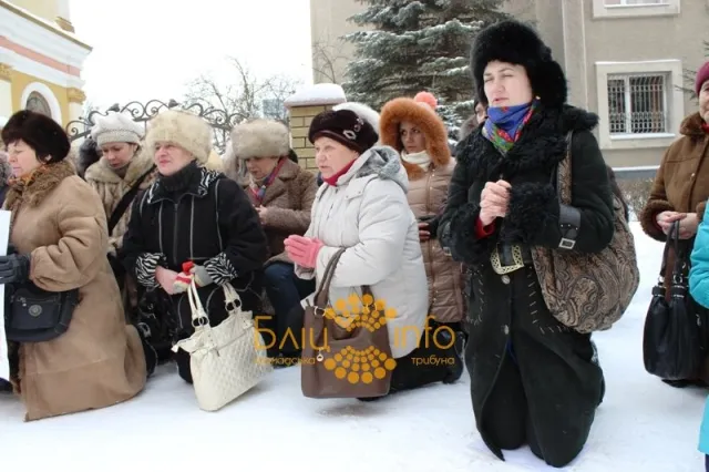 Сьогодні в Івано-Франківську матері молились під стінами СБУ (Фоторепортаж) — фото 6