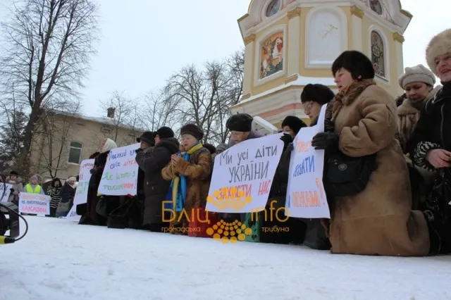 Сьогодні в Івано-Франківську матері молились під стінами СБУ (Фоторепортаж) — фото 8