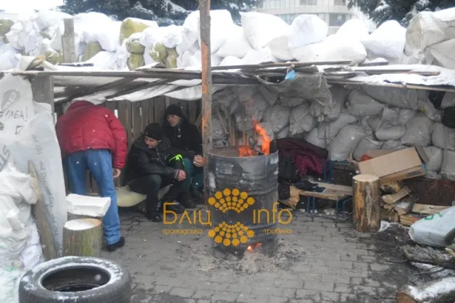 Ніч в Івано-Франківську на барикадах пройшла спокійно і в бойовій готовності — фото 1
