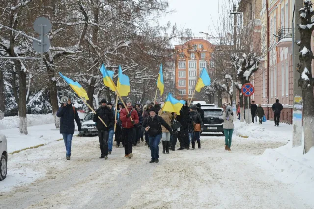 В Івано-Франківську пікетували УМВС та СБУ: правоохоронці запевнили, що стоятимуть на стороні народу (Фоторепортаж + Відео) — фото 1