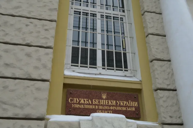 В Івано-Франківську пікетували УМВС та СБУ: правоохоронці запевнили, що стоятимуть на стороні народу (Фоторепортаж + Відео) — фото 2