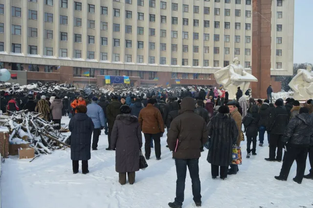 В Івано-Франківську пікетували УМВС та СБУ: правоохоронці запевнили, що стоятимуть на стороні народу (Фоторепортаж + Відео) — фото 4