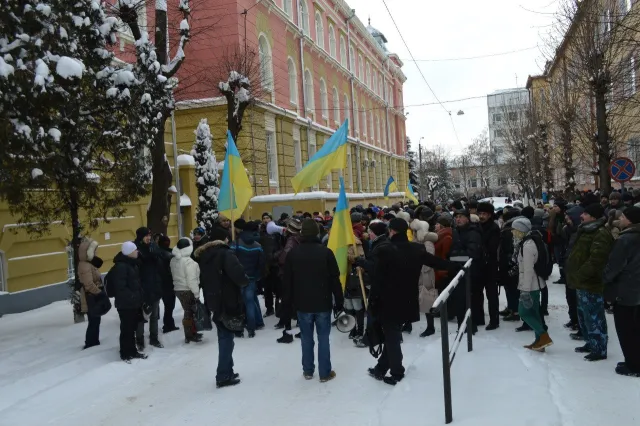В Івано-Франківську пікетували УМВС та СБУ: правоохоронці запевнили, що стоятимуть на стороні народу (Фоторепортаж + Відео) — фото 5
