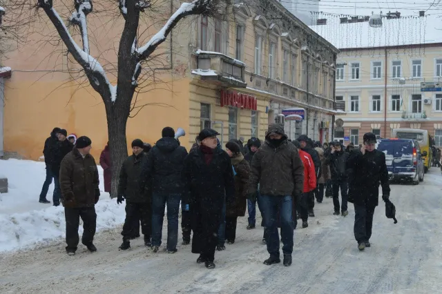 В Івано-Франківську пікетували УМВС та СБУ: правоохоронці запевнили, що стоятимуть на стороні народу (Фоторепортаж + Відео) — фото 6