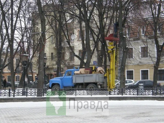 Дерева у франківському середмісті позбулися ілюмінації (Фоторепортаж) — фото 4