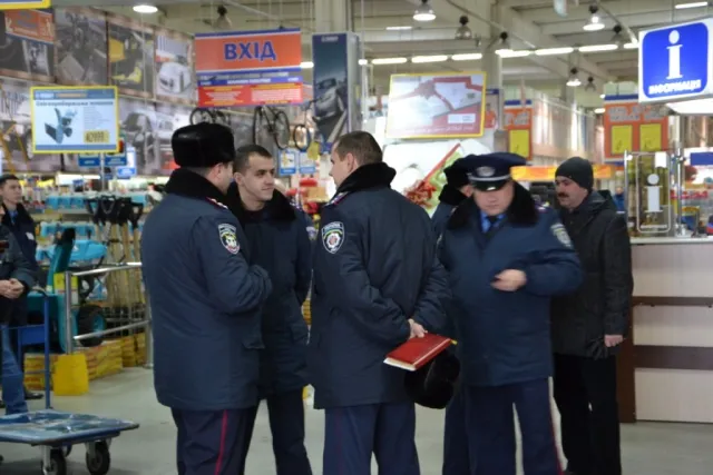 Мешканці й депутати в Івано-Франківську бойкотували "Епіцентр" (Фоторепортаж) — фото 2