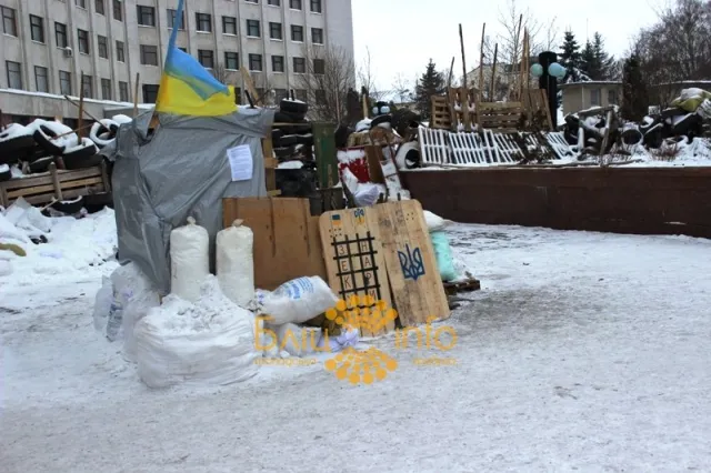Івано-франківські протестувальники озброїлись десятикілограмовими щитами — фото 1