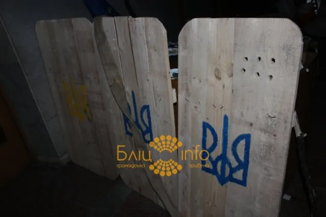 Івано-франківські протестувальники озброїлись десятикілограмовими щитами — фото 2