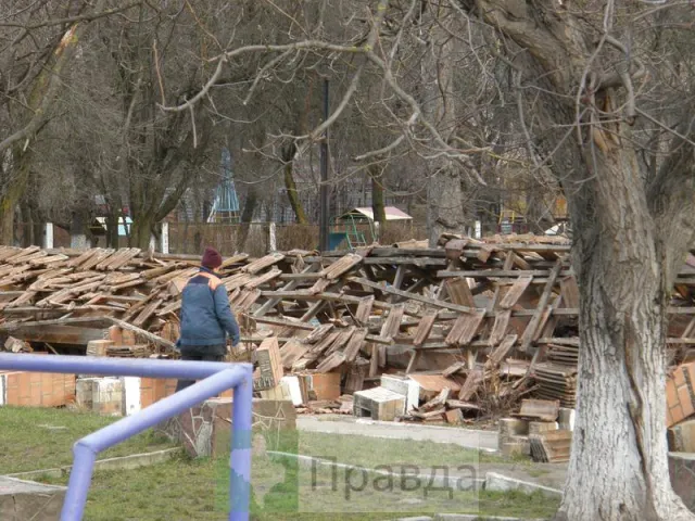 Буде нова забудова дитячого майданчика? На території дитсадку "Калинонька" розчищають площу! — фото 1