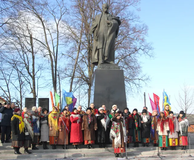 В РАЙЦЕНТРІ НА ПРИКАРПАТТІ ОСВЯТИЛИ ПАМ’ЯТНИК ТАРАСУ ШЕВЧЕНКУ — фото 1