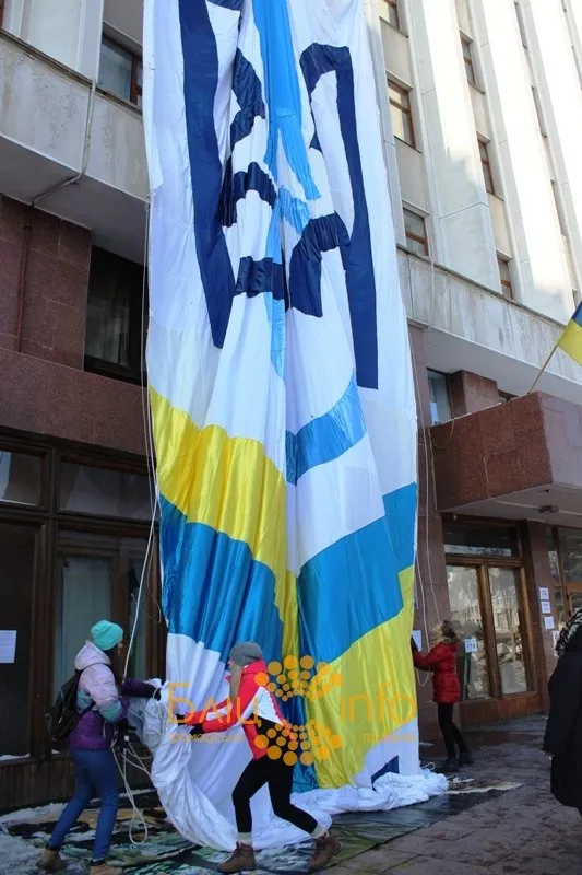 На стінах ОДА в Івано-Франківську встановили баннер із зображенням гербу України та словами «Борітеся-поборете» (Фоторепортаж) — фото 1