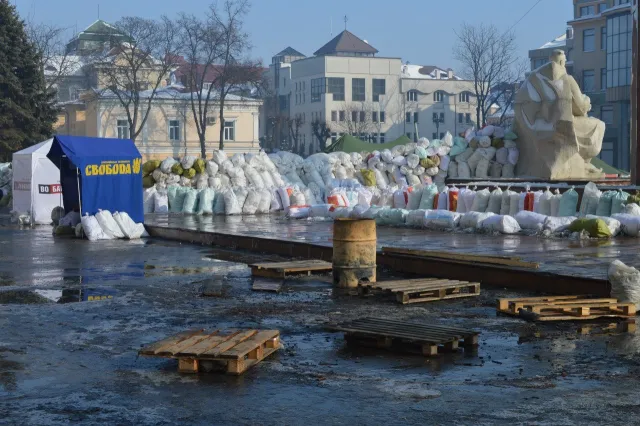 Навколо Івано-Франківської ОДА, почали танути барикади (Фоторепортаж) — фото 4