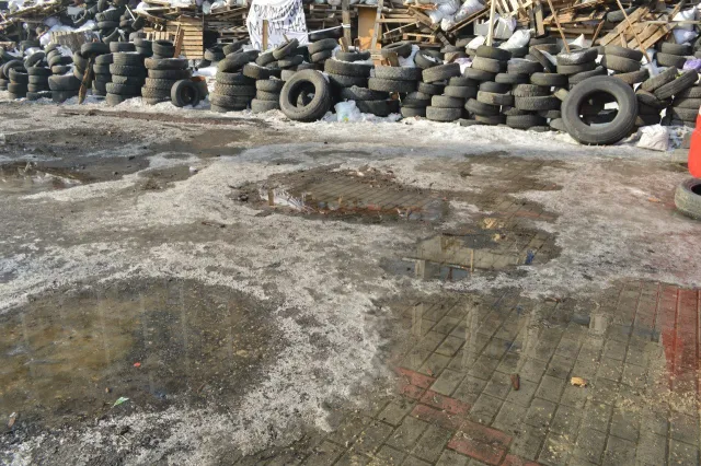 Навколо Івано-Франківської ОДА, почали танути барикади (Фоторепортаж) — фото 7