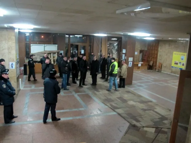 Як у Івано-Франківьку звільняли приміщення ОДА (Фоторепортаж) + (Відео) — фото 3