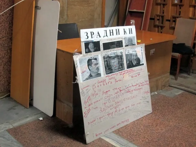 Як у Івано-Франківьку звільняли приміщення ОДА (Фоторепортаж) + (Відео) — фото 7