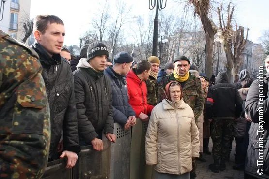 Іванофранківці пікетували під судом, щоб підтримати Василя Поповича, який фігурує у справі захоплення облдержадміністрації (Фоторепортаж) + (Відео) — фото 3