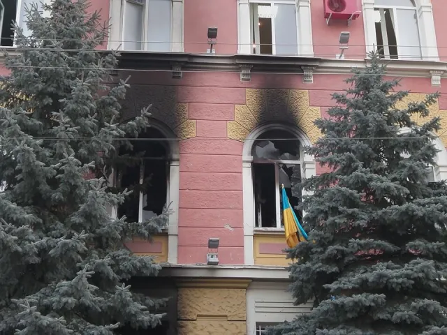 Як сьогодні виглядає СБУ в Івано-Франківську після захоплення його мітингувальниками (Фоторепортаж) — фото 2