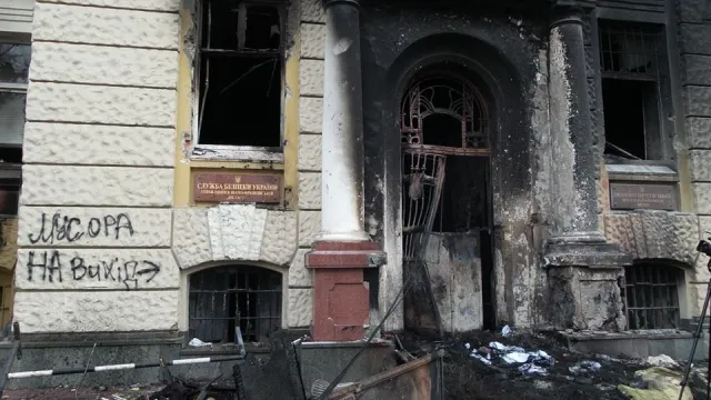 Як сьогодні виглядає СБУ в Івано-Франківську після захоплення його мітингувальниками (Фоторепортаж) — фото 4