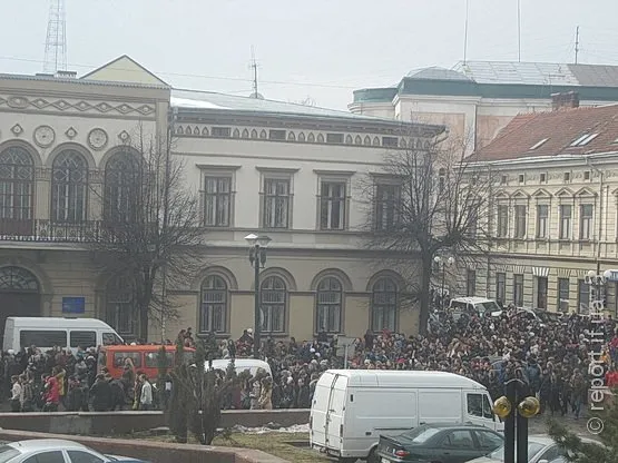 У Франківську люди зібралися на Віче під Білим Будинком (Фоторепортаж) + (Відео) — фото 1