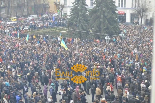 Сьогодні близько 10 тисяч прикарпатців знову вийшли на віче — фото 2