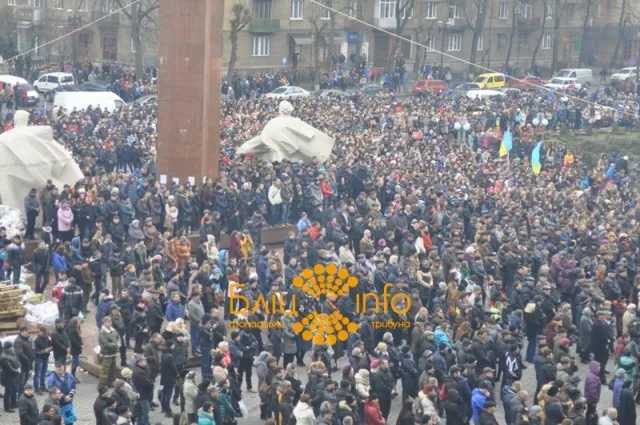 Сьогодні близько 10 тисяч прикарпатців знову вийшли на віче — фото 3