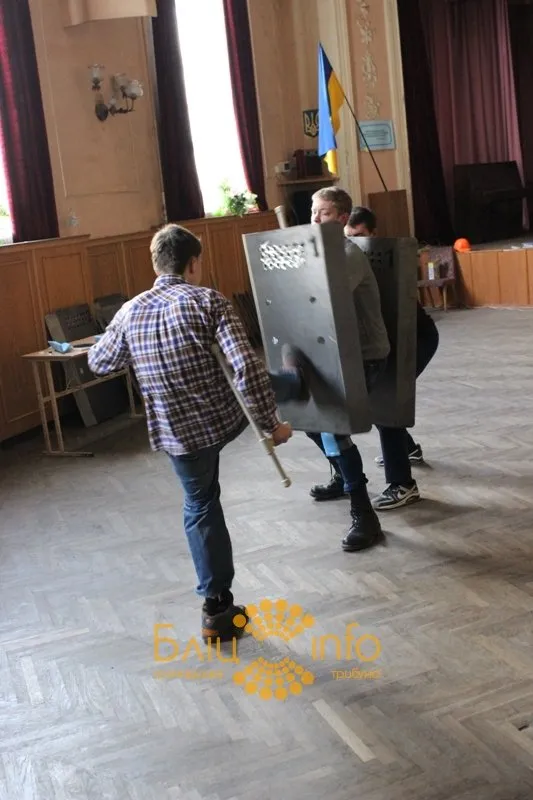 Франківські студенти в «Просвіті» продовжують створювати захисну амуніцію (Фоторепортаж) — фото 1