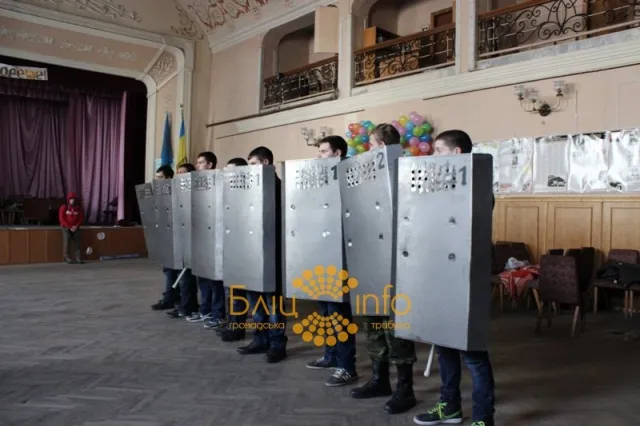 Франківські студенти в «Просвіті» продовжують створювати захисну амуніцію (Фоторепортаж) — фото 2