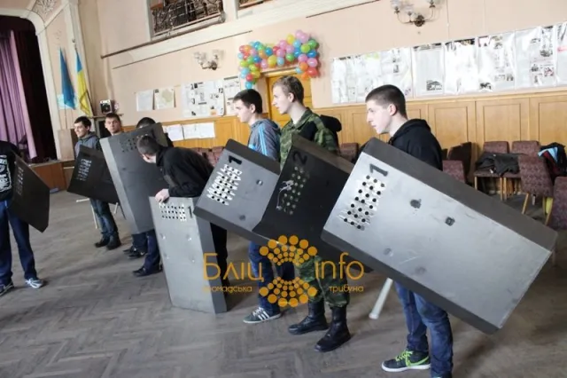 Франківські студенти в «Просвіті» продовжують створювати захисну амуніцію (Фоторепортаж) — фото 3