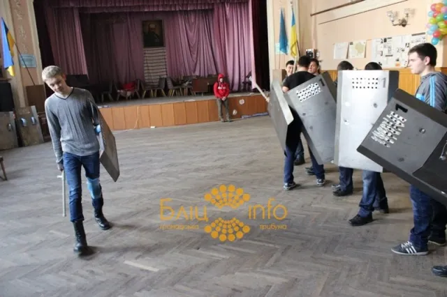 Франківські студенти в «Просвіті» продовжують створювати захисну амуніцію (Фоторепортаж) — фото 4