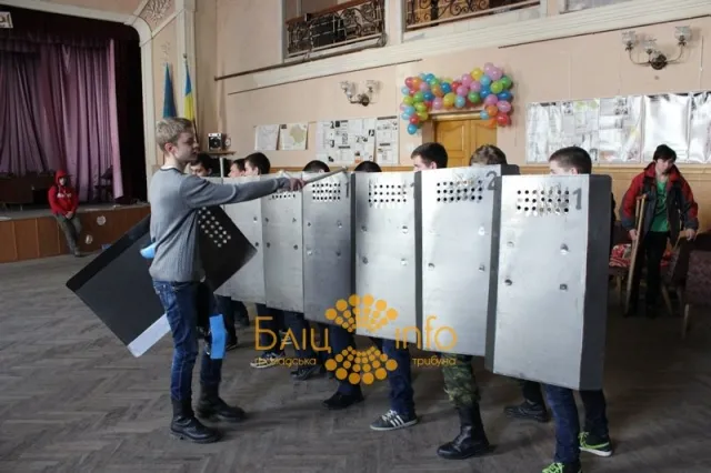 Франківські студенти в «Просвіті» продовжують створювати захисну амуніцію (Фоторепортаж) — фото 5