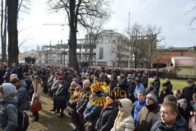 В Івано-Франківську відбувся похорон вбитого на майдані студента Романа Гурика (Фоторепортаж) — фото 7