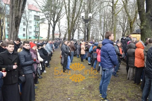 В Івано-Франківську відбувся похорон вбитого на майдані студента Романа Гурика (Фоторепортаж) — фото 8