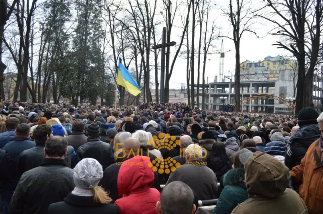 В Івано-Франківську відбувся похорон вбитого на майдані студента Романа Гурика (Фоторепортаж) — фото 9