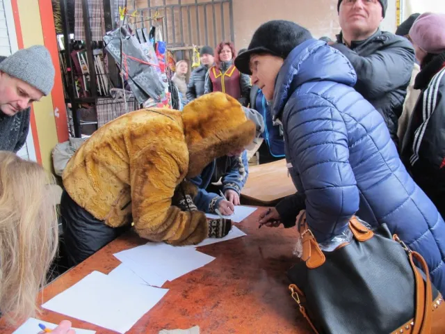 Директор центрального продуктового ринку Ігор Дутка став навколішки і зізнався у корупції (Фоторепортаж) + (Відео) — фото 8