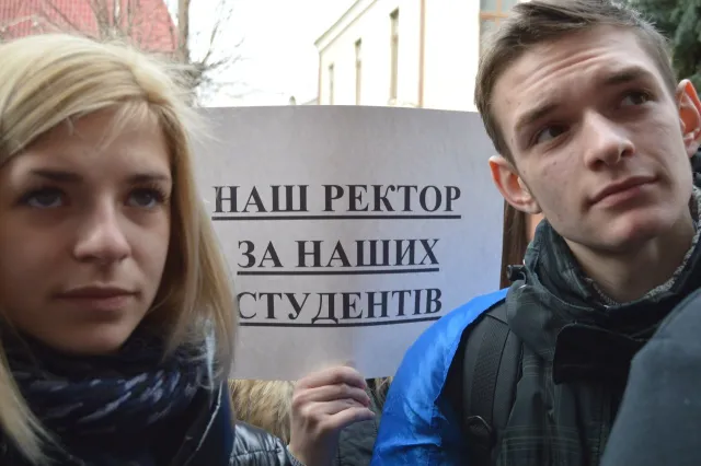 Франківські студенти медичного університету виступили в підтримку ректора (Фоторепортаж) — фото 4