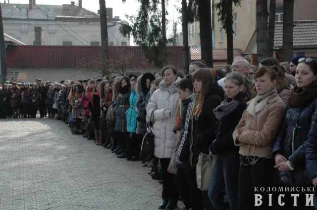 У Коломиї молодь провела віче-реквієм за загиблими на Майдані у Києві (Фоторепортаж) — фото 1