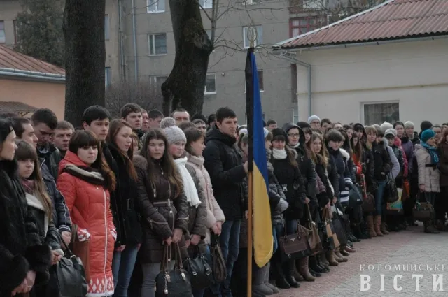 У Коломиї молодь провела віче-реквієм за загиблими на Майдані у Києві (Фоторепортаж) — фото 3