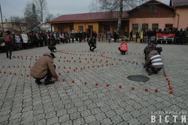 У Коломиї молодь провела віче-реквієм за загиблими на Майдані у Києві (Фоторепортаж) — фото 7