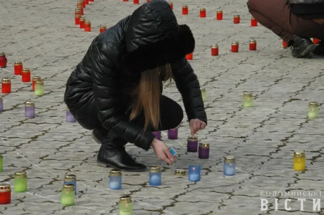 У Коломиї молодь провела віче-реквієм за загиблими на Майдані у Києві (Фоторепортаж) — фото 8