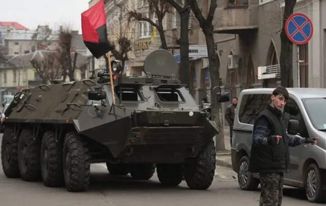 Іванофранківці створили «Залізну сотню». На вулиці з’явився БТР (Фоторепортаж) + (Відео) — фото 2